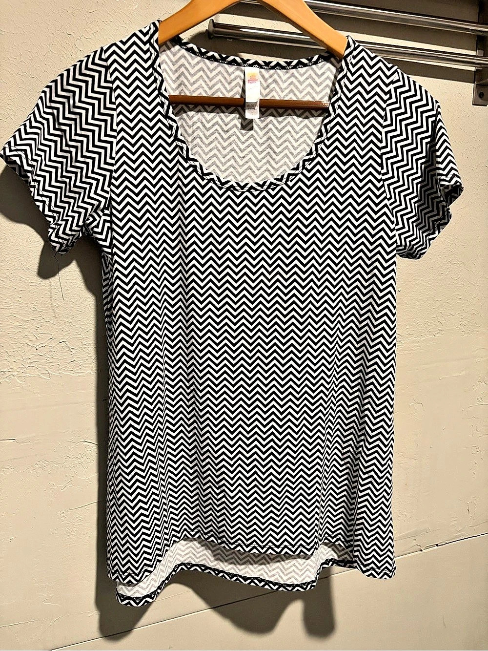 Lularoe Small Women'Small Chevron Short Sleeve Top Size Small